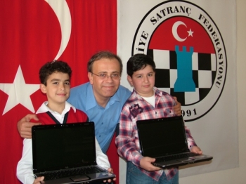 Minik Dünya Şampiyonlarına Federasyondan Bilgisayar