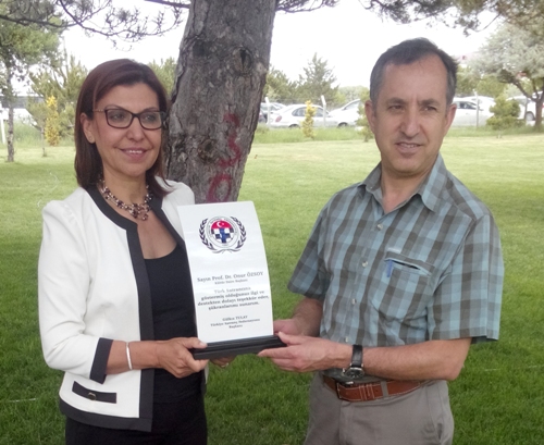 Başkandan Prof. Dr. Onur Özsoy'a Plaket