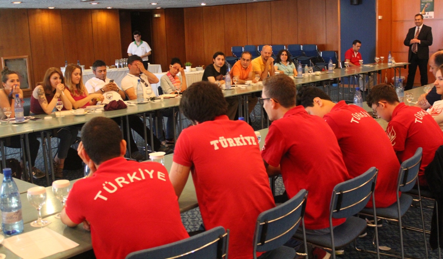 İş Bankası ve Basın Mensupları Yunanistan'da Sporcularımızla Buluştu