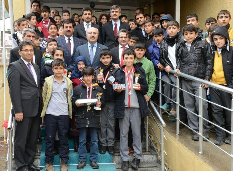 “Bingöllü Gençler Satranç Oynuyor”