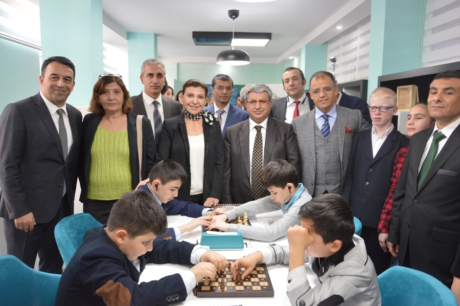 Görme Engelli Çocuklar için “Gören Eller” Satranç Sınıfı Projesini Başlattık