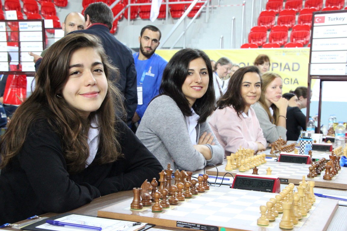 Olimpiyat’ta Güzel Gün: Genelde Singapur’u 3,5-0,5, Kadınlarda Sırbistan’ı 2,5-1,5 Yendik!