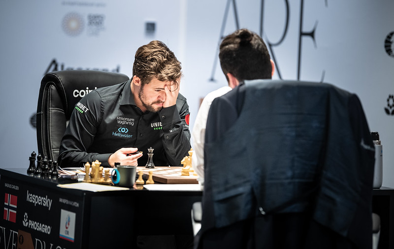 Dünya Şampiyonluğu Unvan Maçı’nda Carlsen Öne Geçti