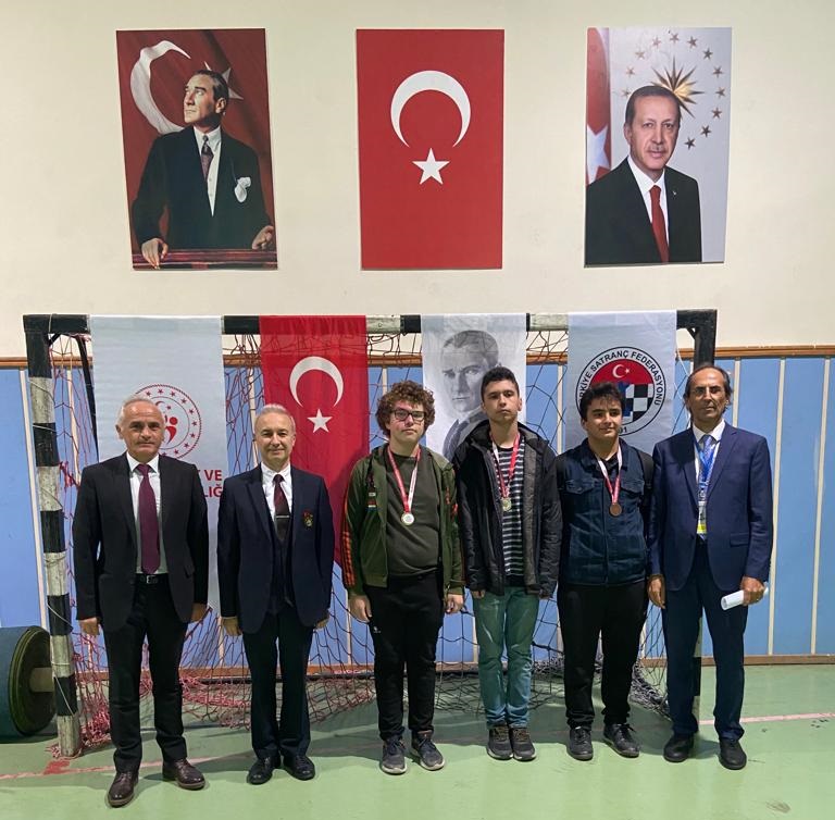 Yıldızlar (13-18 Yaş) İzmir Satranç İl Birinciliği Satranç Turnuvası Tamamlandı