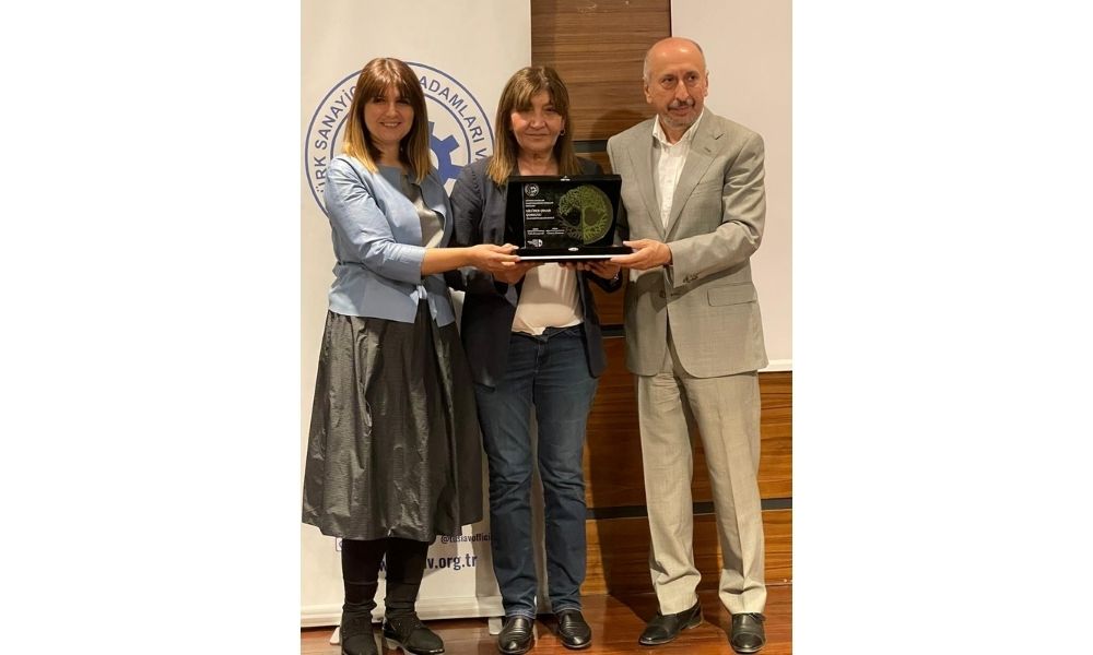 Asbaşkanımız Nilüfer Çınar Çorlulu'ya Anlamlı Ödül