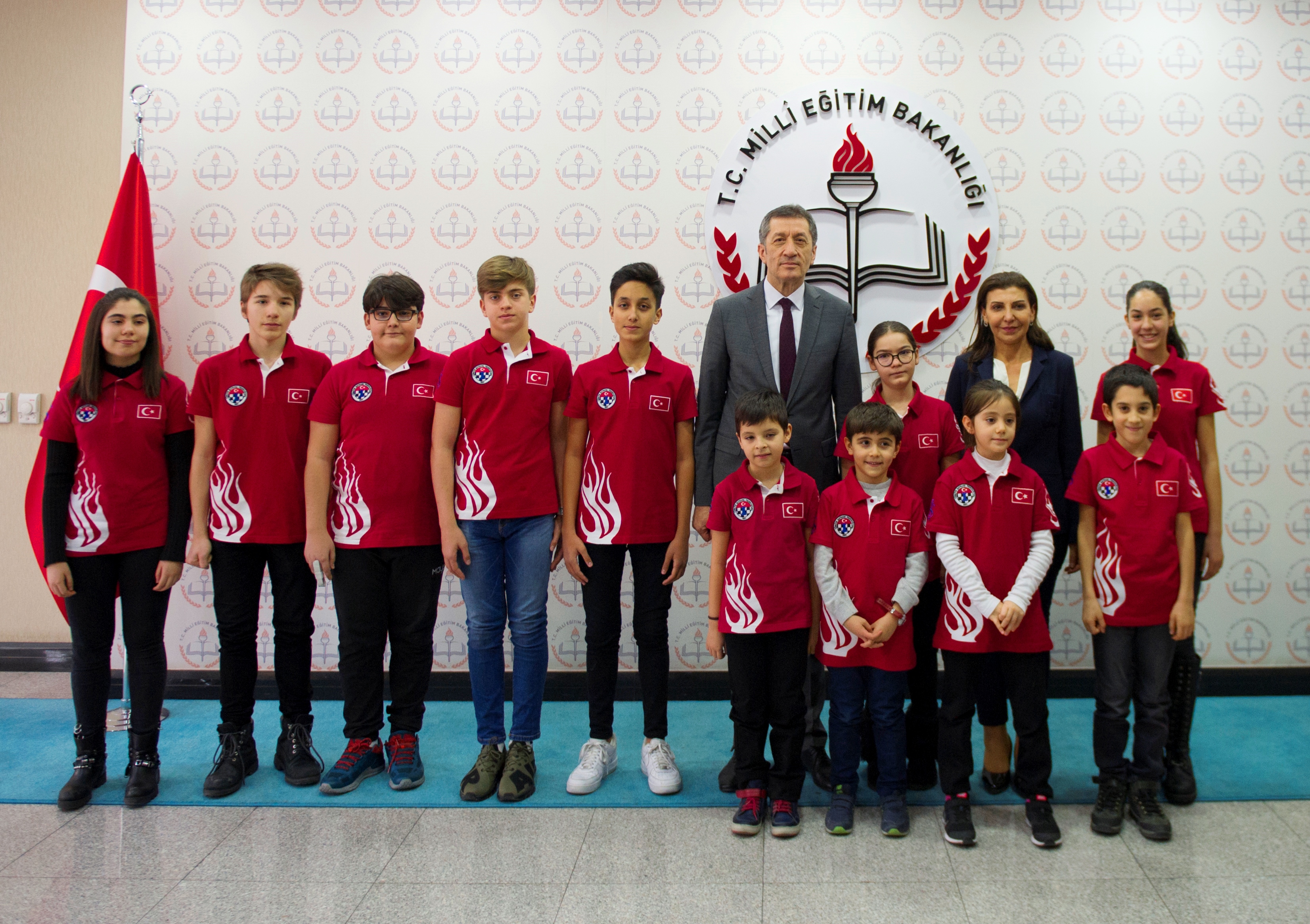 Sporcularımız Bakan Selçuk ve MEB Bürokratlarıyla Dostluk Maçı Yaptı
